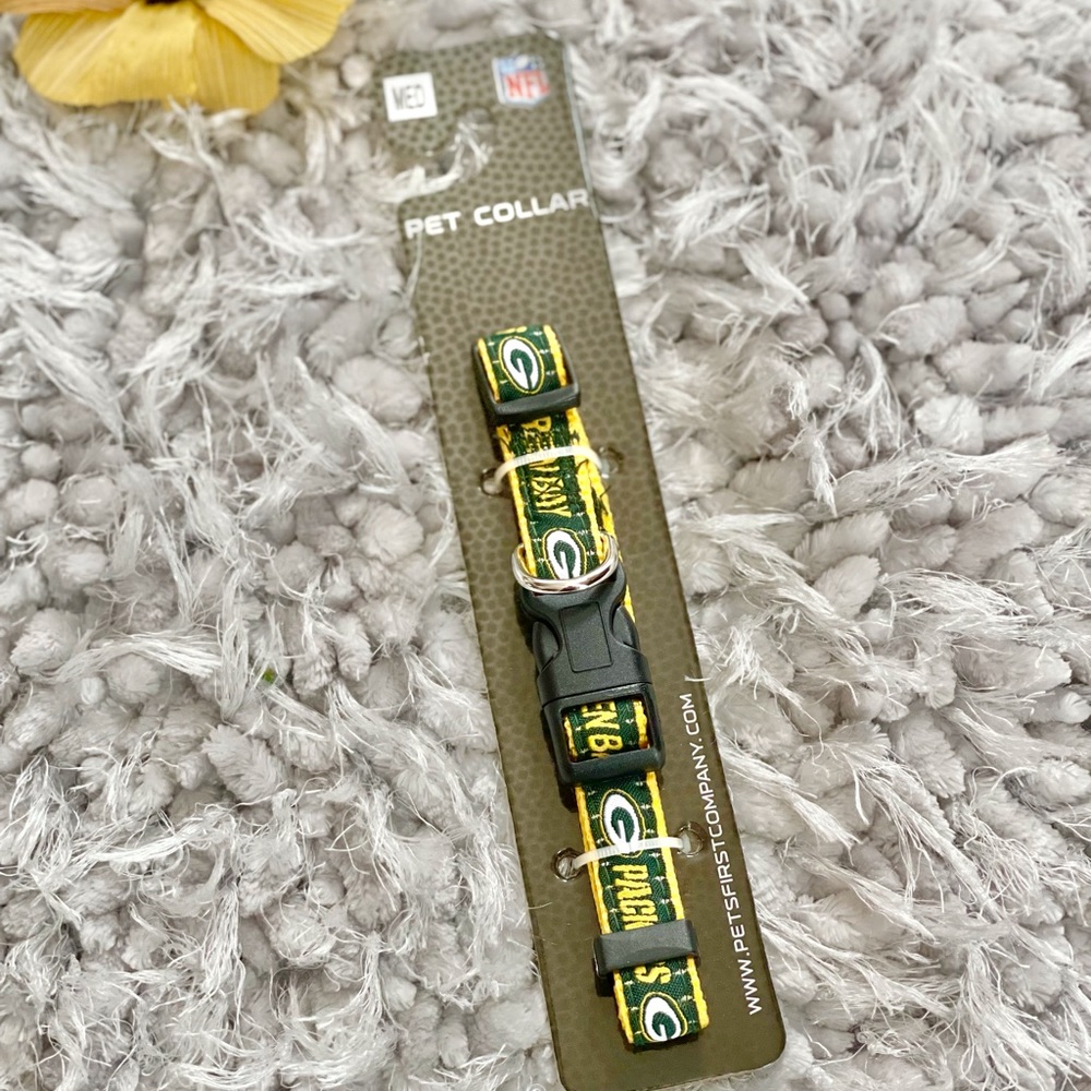 🐶New with tag GREENBAY PACKERS NFL Pet collar. Size medium. PACKERS IN GOLD